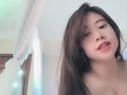 Κινέζικο κορίτσι με μεγάλα βυζιά αυνανίζεται μπροστά στην κάμερα